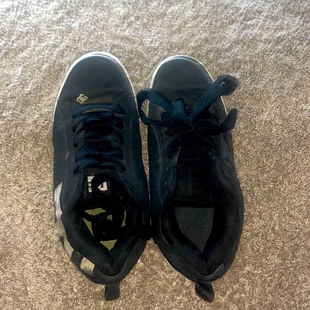 Black DC shoes
